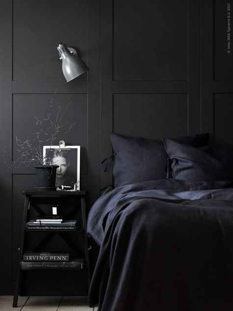 Panelhörna x3 | IKEA Livet Hemma – inspirerande inredning för hemmet Dark Interior Design, Monochrome Bedroom, Wainscoting Styles, Diy Wainscoting, Black Rooms, Dark Bedroom, Ikea Bedroom, Black Room, Black Bedroom