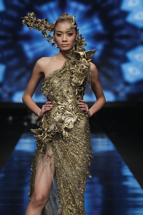 ✦✧ on Twitter: "tex saverio for jakarta fashion week… " Capitol Fashion, Tex Saverio, Underwater Wonderland, Capitol Couture, Hunger Games Fashion, Jakarta Fashion Week, Body Armour, Midas Touch