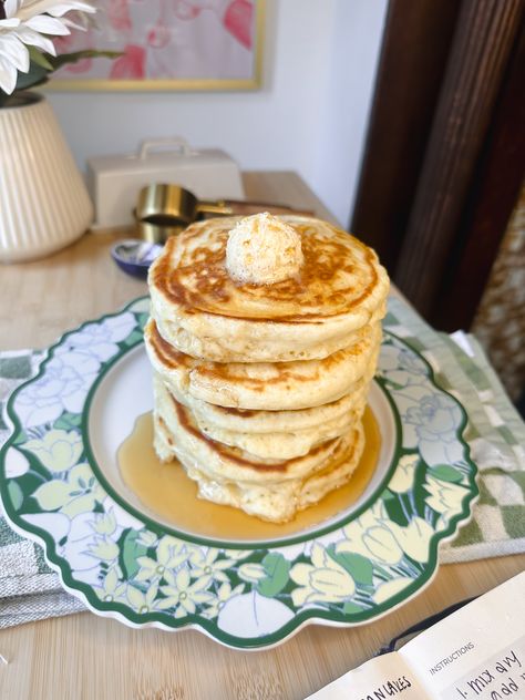 The Best Ever Fluffy Brown Butter Pancakes - Munchies By Mallory Brown Butter Pancakes, Honey Butter Pancakes, Butter Pancake Recipe, Strawberry Shortcake Crumble, Shortcake Crumble, Scotch Pancakes, Crumble Muffins, Bagels Recipe, Butter Pancakes