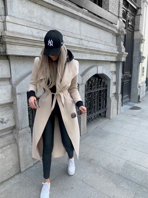 Baseball Cap And Trench Coat, Paris Winter Outfit 2023, Fall Paris Outfits 2023, Cap Outfits For Women Winter, New York Fall Outfit 2023, Italy In The Fall Outfits, Trench Coat Outfit Summer, Autumn New York Outfits, Winter Outfits 2023 Trends Casual