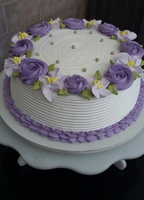 Purple And Yellow Cake Ideas, White Cake Purple Flowers, Simple Unique Cake Design, Flower Cake Design Birthday, Purple Cake Designs Birthday, Happy Birthday Cakes For Women, White Iced Cake, Flower Cake Design, Buttercream Cake Designs