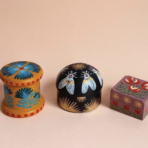 Small Box Decorating Ideas, Painted Trinket Boxes Diy, Trinket Box Painting Ideas, Jewelry Box Painting Ideas, Ceramic Jewelry Box, Painted Box, Clay Art Projects, Pretty Box, Clay Ceramics