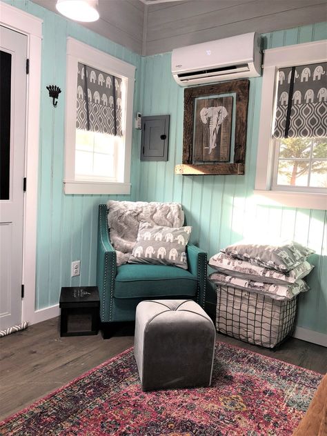 Guest Room Craft Room, She Shed Craft Room Ideas, Craft She Shed, She Shed Interior Ideas, She Shed Craft Room, She Shed Decorating Ideas, She Shed Office, Crafting Studio, She Shed Interior