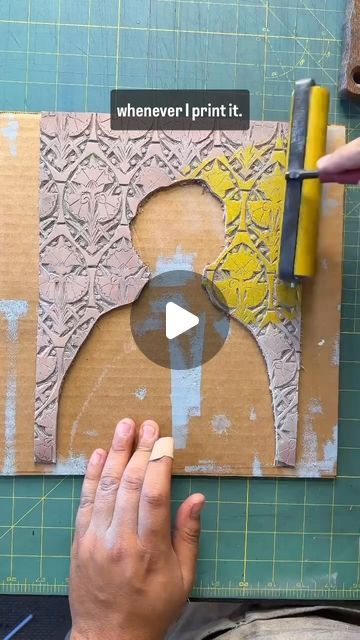 Daniel Villa - Printmaker on Instagram: "I love making puzzle linocut prints, but I hate it when they move around when I’m printing. This is a little hack I’ve been using to avoid the sliding of the linocut during printing. How do you keep your linocut from moving and sliding!? Let me know! 👇 #printmaker #linocut #linograbado #xliografia #woodcut #linocutprint #linoleum #speedballart #grabado #danielvillaartstudio #danielvillaart #woodcutprint #blockprinting #reliefprint" Jigsaw Linocut Print, Printmaking At Home, Jigsaw Printmaking, Lino Print Pattern Ideas, How To Linocut, Print Making Designs Easy, Linocut Diy, Hands Linocut, Blockprint Ideas