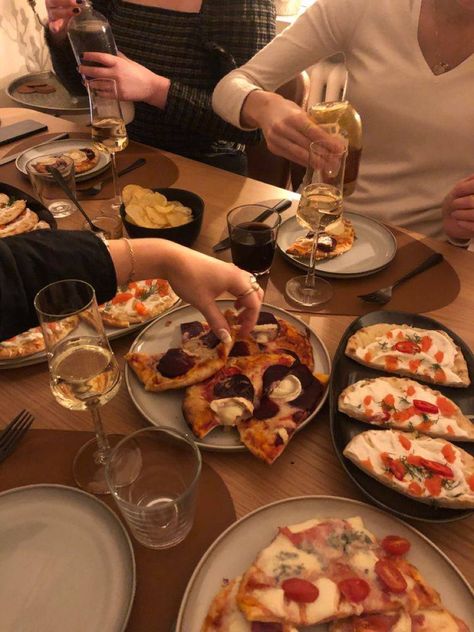 Amigas Aesthetic, Wine And Pizza, Friends Trip, Chomp Chomp, Friends Ideas, Coffee Aesthetic, Fancy Dinner, Brown Nails, Birthday Dinners