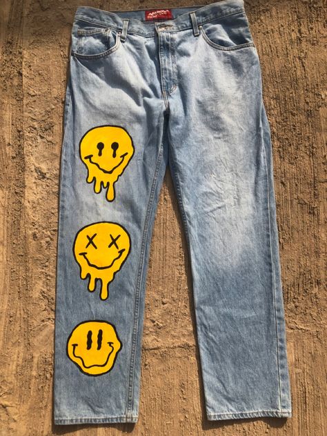 Pants Painting Ideas Aesthetic, Ideas Para Pintar Pantalones, Customised Jeans, Custom Jeans Diy, Jeans Drawing, Denim Diy Clothes, Diy Tie Dye Designs, Jeans Art, Denim Party