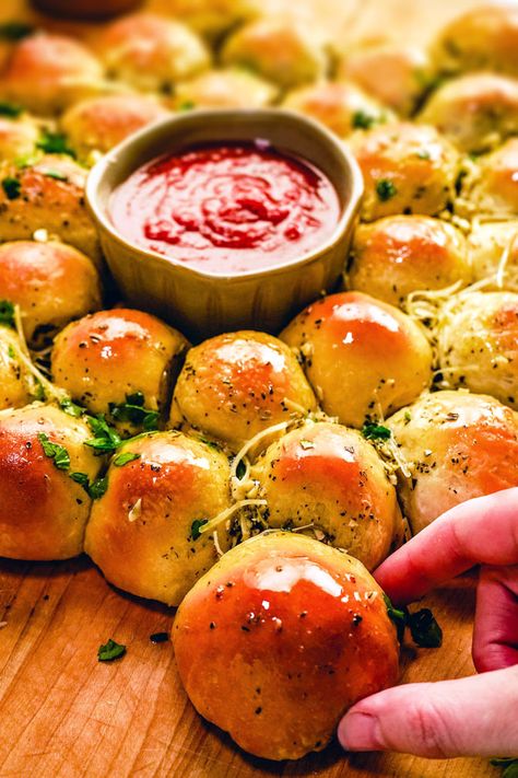 Meatball Stuffed Garlic Knots, Garlic Balls, Breaded Meatballs, Pull Apart Recipes, Garlic Meatballs, Cheesy Meatballs, Garlic Knots, Italian Meatballs, Bread Bowls