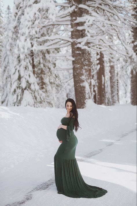 Maternity Dresses For Photoshoot Winter, Christmas Card Photo Ideas Pregnant, Winter Snow Maternity Photoshoot, Winter Maternity Dress Photo Shoots, Diy Maternity Photos Winter, Maternity Photo Shoot Ideas Snow, Maternity Photography In Winter, Outside Winter Maternity Photos, Snowy Maternity Shoot