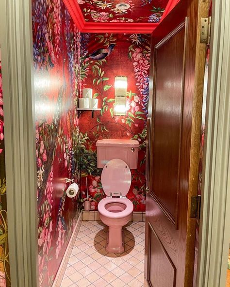 Vintage Decorating Ideas, Maximalist Interior, Vintage Decorating, Bad Inspiration, Small Toilet, Maximalist Decor, Bathroom Wallpaper, Bathroom Wall Decor, Beautiful Bathrooms