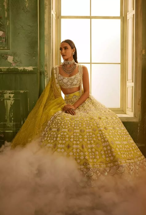 Lehenga Sequins, Geometric Lehenga, Couture Lehenga, Manish Malhotra Bridal, Wedding Lehenga Designs, Lehenga Designs Simple, Indian Bride Outfits, Manish Malhotra, Lehenga Collection