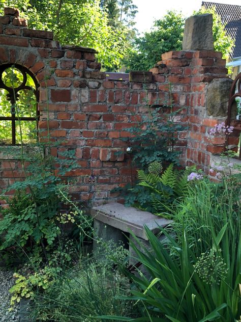 Old Garden Wall, Red Brick Courtyard, Stone Wall Outdoor, Ruin Garden, Ruins Garden, Garden Brick Wall, Brick Pond, Garden Ruins, Brick Garden Wall