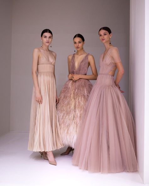 The Prettiest Photos From Backstage At Dior Haute Couture #refinery29 https://www.refinery29.com/en-us/2018/07/203544/dior-haute-couture-fall-2018-photos#slide-2 Haute Couture Details, Haute Couture Gowns, Dior Dress, Haute Couture Dresses, Fashion Gowns, Dior Haute Couture, Couture Details, Dior Couture, Couture Gowns