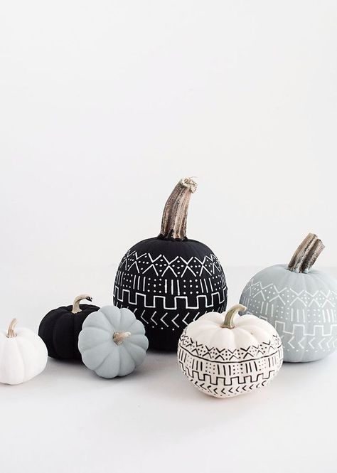 DIY Mud Cloth Pumpkins - with a fun little twist on fall colors Fall Diys, Halloween Chic, No Carve Pumpkin Decorating, Diy Halloween Decor, Decor Ikea, Chic Halloween, Halloween Tags, Pumpkin Ideas, Diy Pumpkin