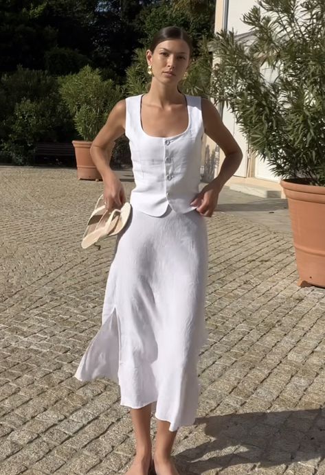 French Summer Aesthetic Outfit, Sardinia Summer Outfit, Airport Classy Outfit, Provence Style Fashion, Italian Style Fashion Women Summer, Aus Summer Outfits, Italian Outfits Women Spring, Italian Vibes Outfits, Italian Summer Outfits Classy