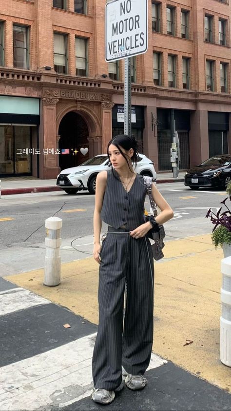 Grey Vest Outfit, Leg Trousers Outfit, All Grey Outfit, Grey Trousers Outfit, Outfit Wide Leg, Wide Leg Trousers Outfit, Grey Pants Outfit, Outfit Grey, Aesthetic Summer Outfits