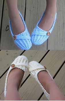 These women's slippers are easily made by crocheting all in one piece. Diy Sy, Crochet Slippers Free Pattern, Crochet Slipper Pattern, Crochet Boots, Crochet Booties, Crochet Socks, Slippers Pattern, Knitted Slippers, Crochet Shoes