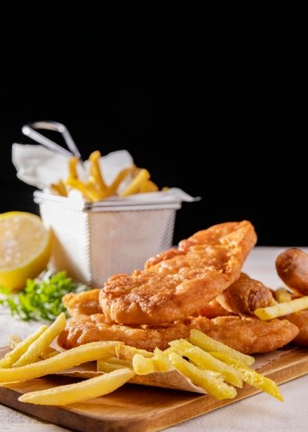 Fish and chips on chopping board with le... | Free Photo Fort William Scotland, Chips Food, Deep Fried Fish, Takeaway Food, Best Fish And Chips, Food Videography, Crispy Chips, Unique Fish, Beer Battered Fish