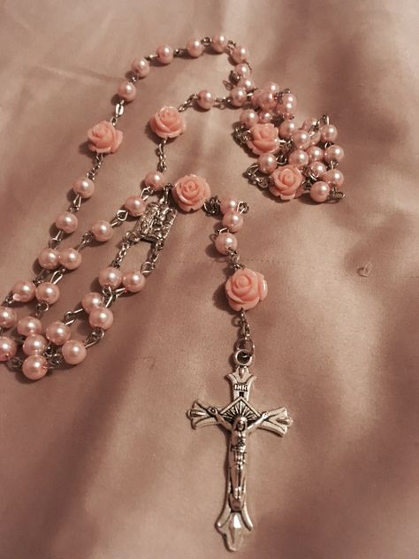 Rosary 🌹 Rosary Astetic, Cute Rosary Necklace, Rosary Wallpaper Aesthetic, Rosary Beads Aesthetic, Pink Rosary Aesthetic, Rosary Reference, Catholism Aesthetic, Rosaries Aesthetic, Rosary Coquette