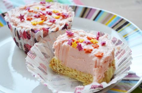 Angel Delight is popular with children and adults alike, so these little cakes could become a new family favourite! A layer of Madeira is hidden under a tempting strawberry Angel Delight and cream cheese topping. These no-bake cheesecakes can be made in just a few moments and are a great way of getting young children involved in the kitchen. Angel Delight Dessert, Mini Angel Food Cake Desserts, Angel Delight Recipes, Cheesecakes Ideas, Mini Puddings, Angel Cake Slices, Mini Pineapple Condensed Milk Cheesecake, Quick Puddings, Cheesecake Delight