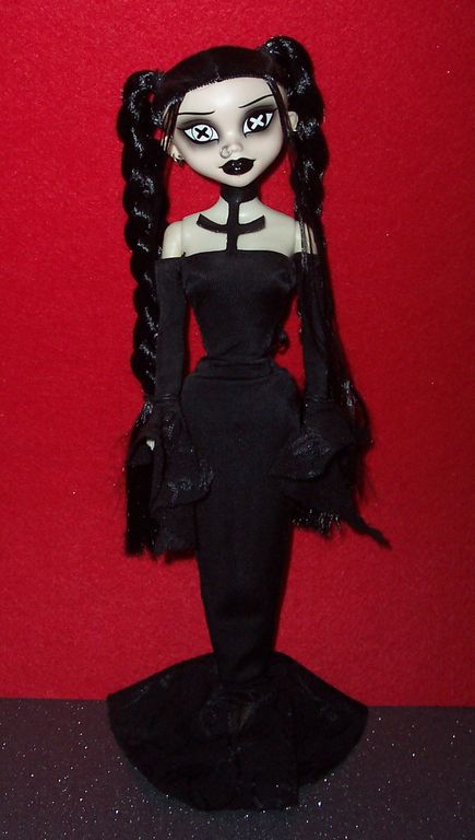 #begoth #dolls #goth #mallgoth Mallgoth Aesthetic, Red Bangs, Dark Green Hair, Living Dead Dolls, Dark Images, Gothic Dolls, Dream Doll, Living Dead, Goth Aesthetic