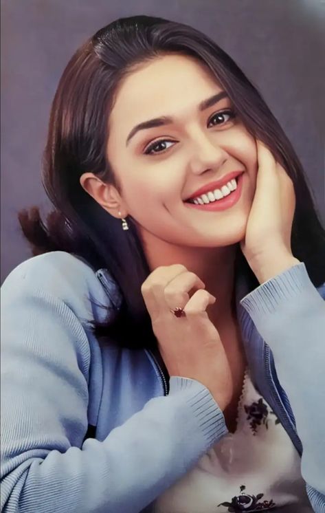 Pretty Zinta, 90s Bollywood Actress, Vintage Bollywood Aesthetic, 90s Actresses, 90s Bollywood Aesthetic, Pakistani Women, Deepika Padukone Style, Preity Zinta, Actress Hairstyles