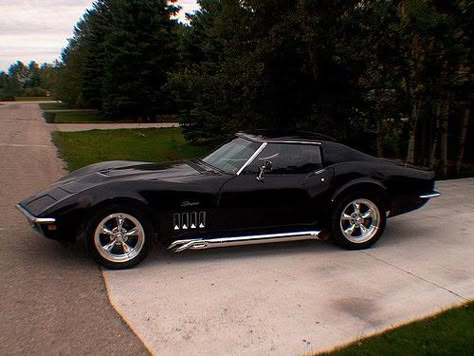 https://flic.kr/p/mYgEU | 1969 Black Corvette | I love those rims and shiny side chrome exhaust pipes Black Corvette, Tmax Yamaha, Мотоциклы Cafe Racers, Old Vintage Cars, Street Racing Cars, Classy Cars, Pretty Cars, Chevy Corvette, Rat Rods