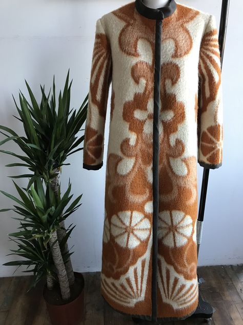 Coat From Blanket, Wool Blanket Upcycle, Blanket Coats, Recycled Blankets, Upcycling Clothing, Wool Blanket Coat, Duvet Coat, Vintage Wool Blanket, Blanket Jacket