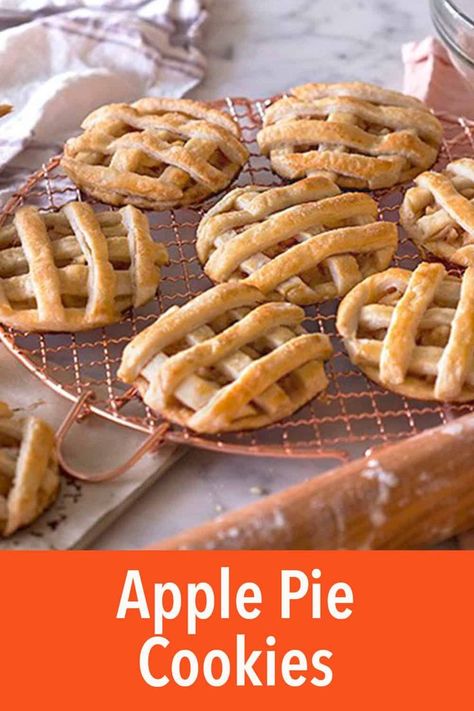 These apple pie cookies from Preppy Kitchen are stuffed with delicious home made apple pie filling and caramel, then surrounded by flakey pie crust. They're absolutely addictive, although I’m still not sure if they should be called mini pies, cookies or hand pies… #applepiecookies #applepie #cookies Hand Cookies, Decorator Cookies, Apple Pie Cookie Recipe, Fall Yummies, Flakey Pie Crust, Apple Pie Recipe Easy, Vegan Apple Pie, Apple Pie Cookies, Homemade Apple Pie Filling