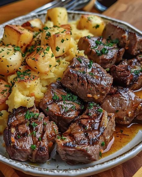 Apperecipes Garlic Butter Steak Bites, Butter Steak Bites, Butter Steak, Potatoes Recipes, Garlic Butter Steak, Steak Butter, Steak Bites, Smashed Potatoes, Beef Recipes For Dinner