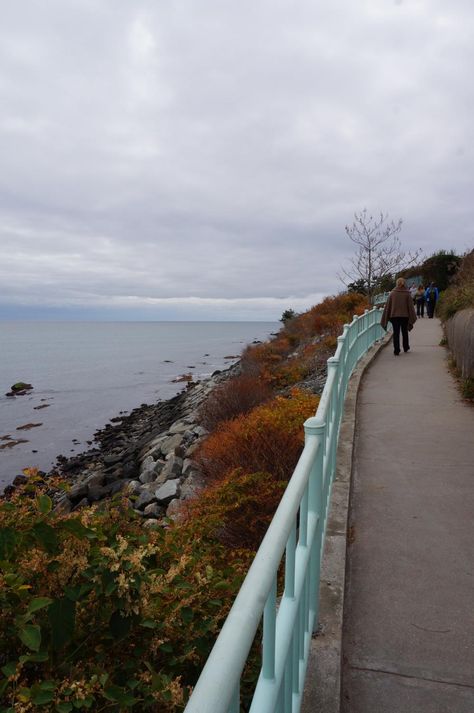 Cliff Walk: A scenic 3.5 mile walkway that borders the back lawn of The Breakers and many other Newport mansions. Glided Age, Breakers Mansion, Newport Cliff Walk, Road Island, Fall Foliage Trips, Rhode Island Travel, Newport Mansions, Fall In New England, Chatham Cape Cod