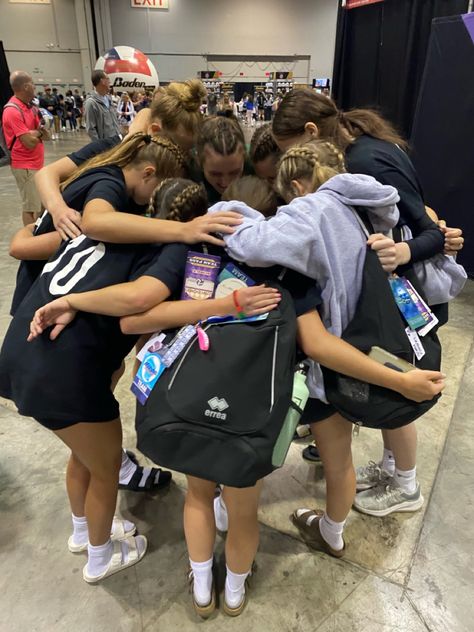 Volleyball Club Aesthetic, Vball Pics Aesthetic, Team Goals For Volleyball, Club Volleyball Aesthetic, Volly Ball Aestethic Girl, Volleyball Friends Aesthetic, Volley Ball Aesthetic Girl, Volleyball Team Pictures, Club Volleyball