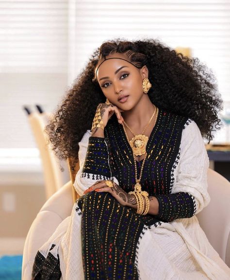 Ethiopia Clothing, Ethiopian Hair, Black Women Hair Color, Ethiopian Traditional Dress, Ethiopian Women, Ethiopian Dress, Habesha Kemis, Prom Photoshoot, Traditional Hairstyle