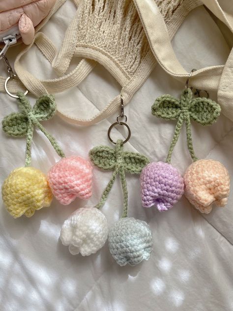 Crochet Hanging Flower Keychain Crochet Flower Keychains, Crochet Bagcharms, Bag Charms Crochet, Flower Keychain Crochet, Ideas A Crochet, Crochet Flower Keychain, Bag Charm Crochet, Crochet Keychain Ideas, Crochet Charms