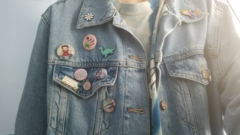 Pins And Patches Denim Jackets, Pin Jacket Denim, Jean Jacket Pins, Jean Jacket Pins And Patches, Denim Jacket Pins And Patches, Jacket Pins Aesthetic, Pins On Jacket, Pin Jacket, Denim Jacket Pins