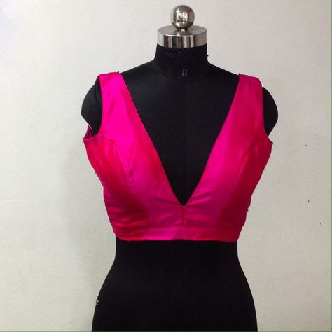 Latest Blouse Back Neck Design, Hot Blouse Designs, Trendy Blouse Design, Blouse Design Simple, Blouse Design Latest, Pink Saree Blouse, Blouse Back Neck Design, Pink Blouse Designs, Plunge Blouse