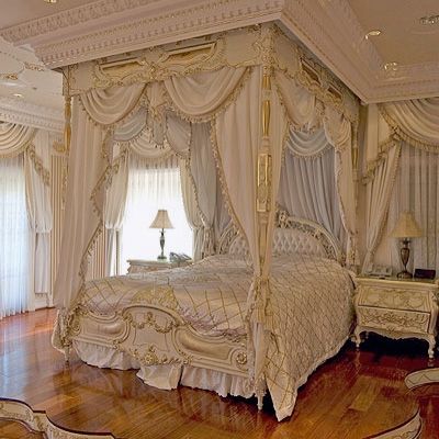 love this bed too! Fancy Beds, Room Painting Ideas, Fancy Bed, Huge Bed, Royal Bed, Idea Bedroom, Royal Bedroom, Fancy Bedroom, Aesthetic Bedroom Decor