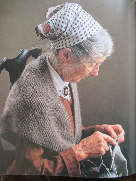 Tasha Tudor Lifestyle, Knitting Grandma, Werewolf Books, Grandma Knitting, Portrait Edit, The Old Ways, Japanese Traditional Clothing, Tasha Tudor, Old Ways