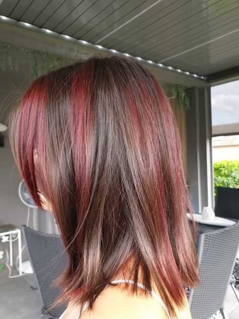 Red Skunk Hair Brown, Middle Layer Dyed Hair, Red Highlights Brown Hair Short, Dark Brown Hair With Dark Red Underneath, Red Highlight On Brown Hair, Red N Brown Hair, Short Dyed Hair Highlights, Highlights Short Hair Brown, Chunky Red Highlights On Brown Hair