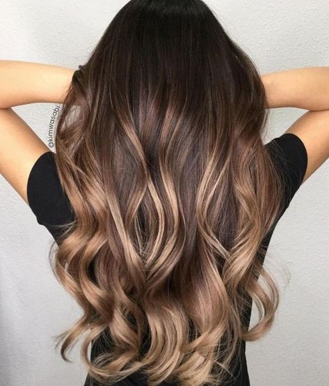 5 tonos balayage en tendencia 2020 perfectos para morenas. Gold Balayage Para hacer que tu cabello luzca con mucho más brillo esta temporada, intenta agregar mechas doradas a tu tinte balayage. Estas mechas ayudarán a que resalte tu tono natural y agregarán mucho brillo y luz a tu cabello de forma sutil. Checa estas ideas. Hair Color Flamboyage, Hair Color Blonde Highlights, Balayage Blond, Brown Ombre Hair, Long Face Hairstyles, Dark Hair With Highlights, Blonde Hair With Highlights, Hair Color Highlights, Trendy Hair Color