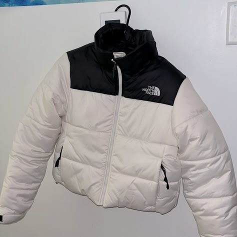 North face puffer jacket in black and white (size small) Parka The North Face, White And Black North Face Puffer, The North Face Puffer Jacket White, White North Face Puffer Jacket Outfit, Giubbotto North Face, The North Face White Jacket, Campera North Face, North Face Jacket Aesthetic, Northface Black Puffer