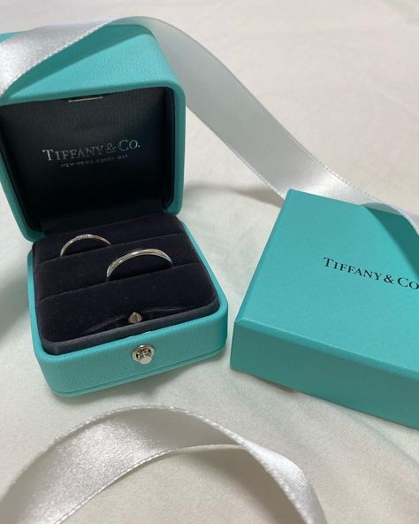 Tiffany Wedding Rings Couple, Tiffany Couple Ring, Princess Wedding Theme, Instagram Account Ideas, Tiffany Wedding Rings, Engagement Rings Couple, Marriage Ring, Expensive Jewelry Luxury, Cute Couple Wallpaper