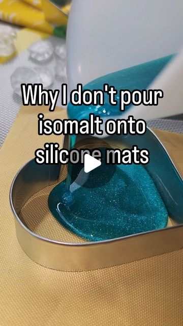 Sidney Galpern on Instagram: "Silicone mats are great- but not for this 💁‍♀️⬇️  🔥 Don't get me wrong, silicone mats are an essential tool for working with sugar and isomalt, no questions asked! But although silicone mats are perfect for working and pulling isomalt, they're not the best for pouring isomalt onto.   ❓️Why? Silicone has a tendency to wave and buckle from that much direct heat, causing the mat to become uneven and bowed, which is not ideal when you want a nice flat window cookie with evenly poured isomalt.  ✨️ So what's the alternative? Try using a non-stick oven liner, or a piece of aluminum foil greased with a thin layer of cooking spray. They also sell specifically non-stick aluminum foil that doesn't need to be greased with isomalt!   ➡️ Learn more about the basics of pou Isomalt Water Splash, Isomalt Flowers, Flat Cake Designs, Isomalt Cookies, Isomalt Decorations Tutorials, Isomalt Decorations, Window Cookies, Sugar Glass, Cupcake Decorating Tips