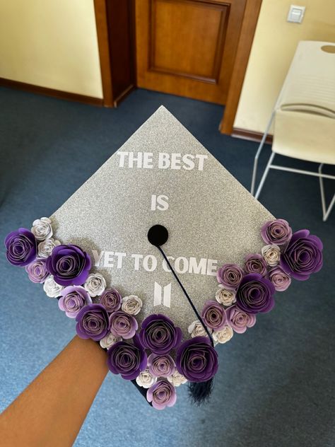 Bts Cap Graduation, Purple Grad Cap Ideas, Graduation Cap Designs Purple, Purple Graduation Cap Ideas, Kpop Grad Cap, Bts Graduation Cap Ideas, Kpop Graduation Caps, Bts Therapy, Yet To Come Bts