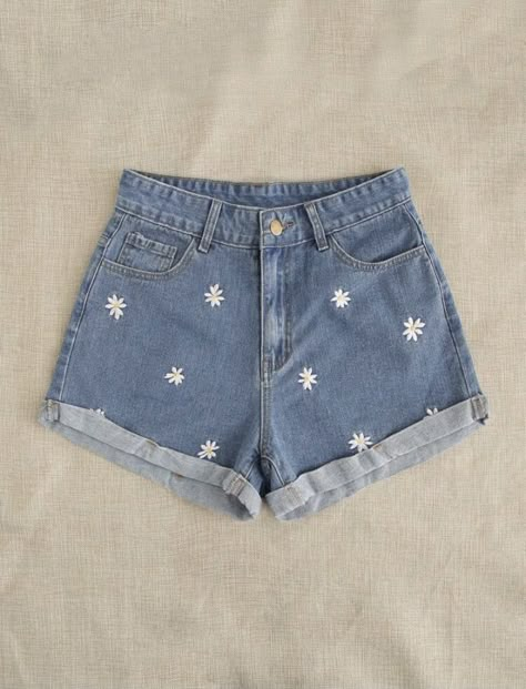 White Spaghetti Strap Crop Top, Shorts Embroidery, Jean Diy, Painted Shorts, Women Denim Shorts, Daisy Embroidery, Painted Clothes Diy, Embroidery Denim, Clothes Embroidery Diy