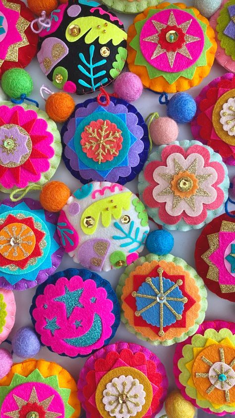 Felt colourful baubles Hand Sewn Felt Projects, Colorful Christmas Garland, Felt Garland Diy, Felt Baubles, Science Experience, Felt Ornaments Diy, Felt Shapes, Colourful Christmas, Honey Diy