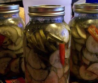 Sweet Hot Pickles, Pickled Vegetables Recipe, Hot Pickles, Pickle Recipes Homemade, Zucchini Pickles, Spicy Pickles, Pickling Spice, Refrigerator Pickles, Garden Cooking