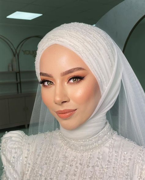 Black Wedding Dress Makeup, Wedding Turban Brides, Wedding Dresses White Elegant, Make Up Wedding Hijab, Wedding Makeup Hijab, Bride Hijab Style, Dresses White Elegant, Bride Makeup Natural, Hijabi Bride