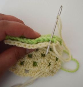 How to join granny squares (and other #crochet and #knitting projects) using the whipstitch #tutorial on #TipsTuesday with Underground Crafter Connecting Granny Squares, Join Granny Squares, Joining Crochet Squares, Learning To Crochet, New Crochet Patterns, Joining Granny Squares, Pin Loom, Crazy Crochet, Crocheted Stuff