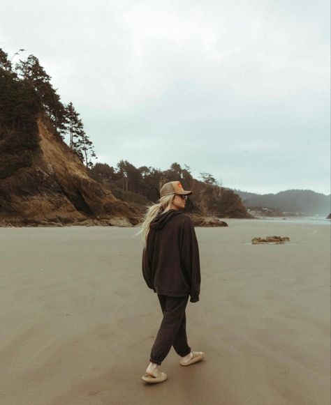 Big Sur Outfit, Tofino Aesthetic, Outdoorsy Fits, Oregon Coast Outfit, Ashtyn Bodensteiner, Lindsey Core, Oregon Outfits, Hiking Ootd, 60 Degree Weather Outfit