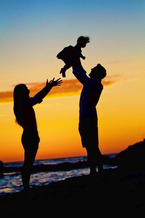 Mother Father And Baby, Couple With Baby, Summer Family Photos, Dont Touch My Phone Wallpaper, Couple Silhouette, Family Painting, Canvas Painting Designs, Art Gallery Wallpaper, Photo Background Images